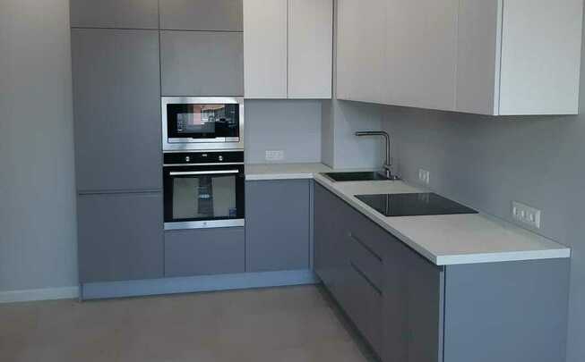 Угловая кухня серого цвета фурнитура Blum