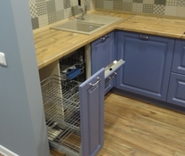 Угловая кухня сине-белого цвета