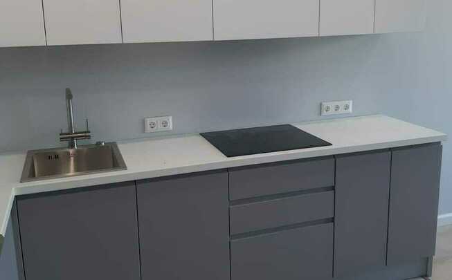 Угловая кухня серого цвета фурнитура Blum