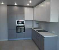 Угловая кухня серого цвета фурнитура Blum