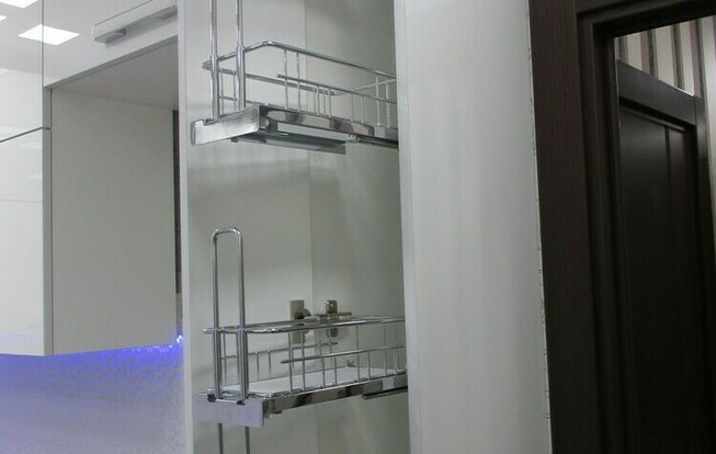 Современная кухня с подсветкой рабочей зоны