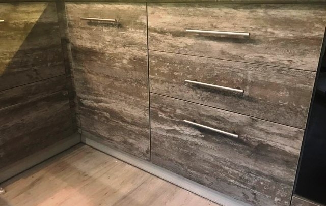 Кухни ЛДСП с барной стойкой бежевого цвета