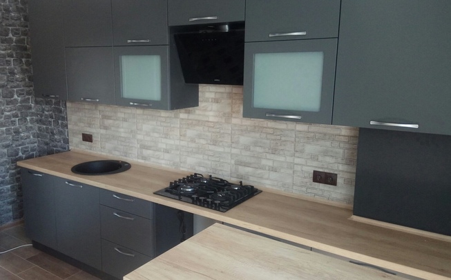 Прямая кухня в сером цвете и барной стойкой