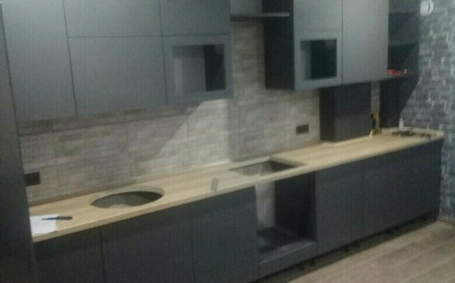 Прямая кухня в сером цвете и барной стойкой