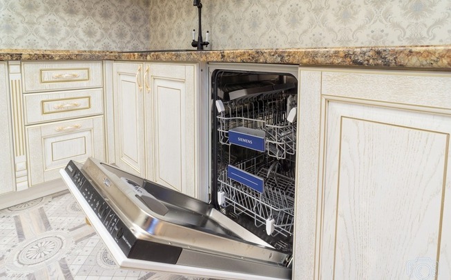 Дизайн кухни 20 кв. метров с росписью на потолке