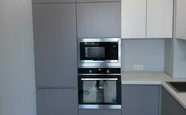 Угловая кухня серого цвета фурнитура Blum