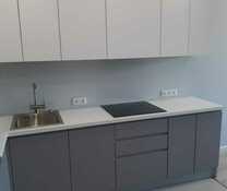 Угловая кухня серого цвета фурнитура Blum