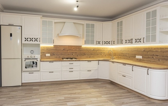 Дизайн кухни 20 кв. метров в белом цвете из массива дерева