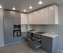 Угловая кухня серого цвета фурнитура Blum