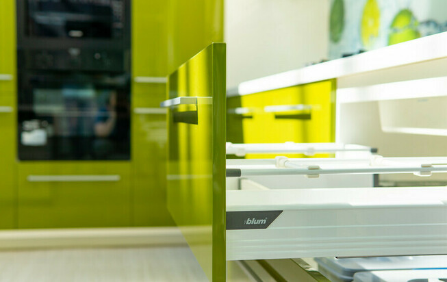 Кухня в пленке ПВХ оливкового цвета