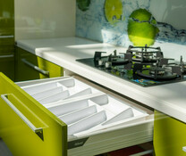 Кухня в пленке ПВХ оливкового цвета