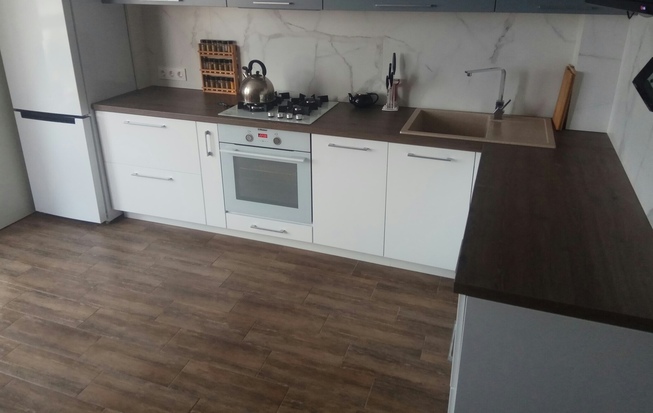 Угловая кухня столешница из массива