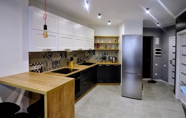 Кухня с барной стойкой между кухней и гостиной