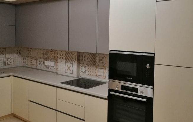 Угловая кухня светлая МДФ + пластик