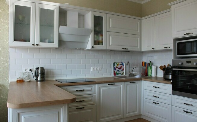 П образная кухня в белом цвете