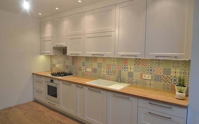 Прямая кухня в современном стиле со встроенной плитой