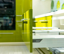 Кухня в пленке ПВХ оливкового цвета